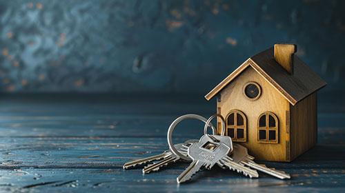 Modellhaus aus Holz mit Schlüsseln