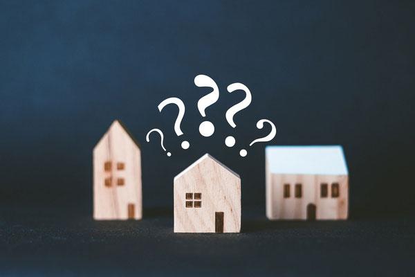 Modellhäuser mit Fragezeichen