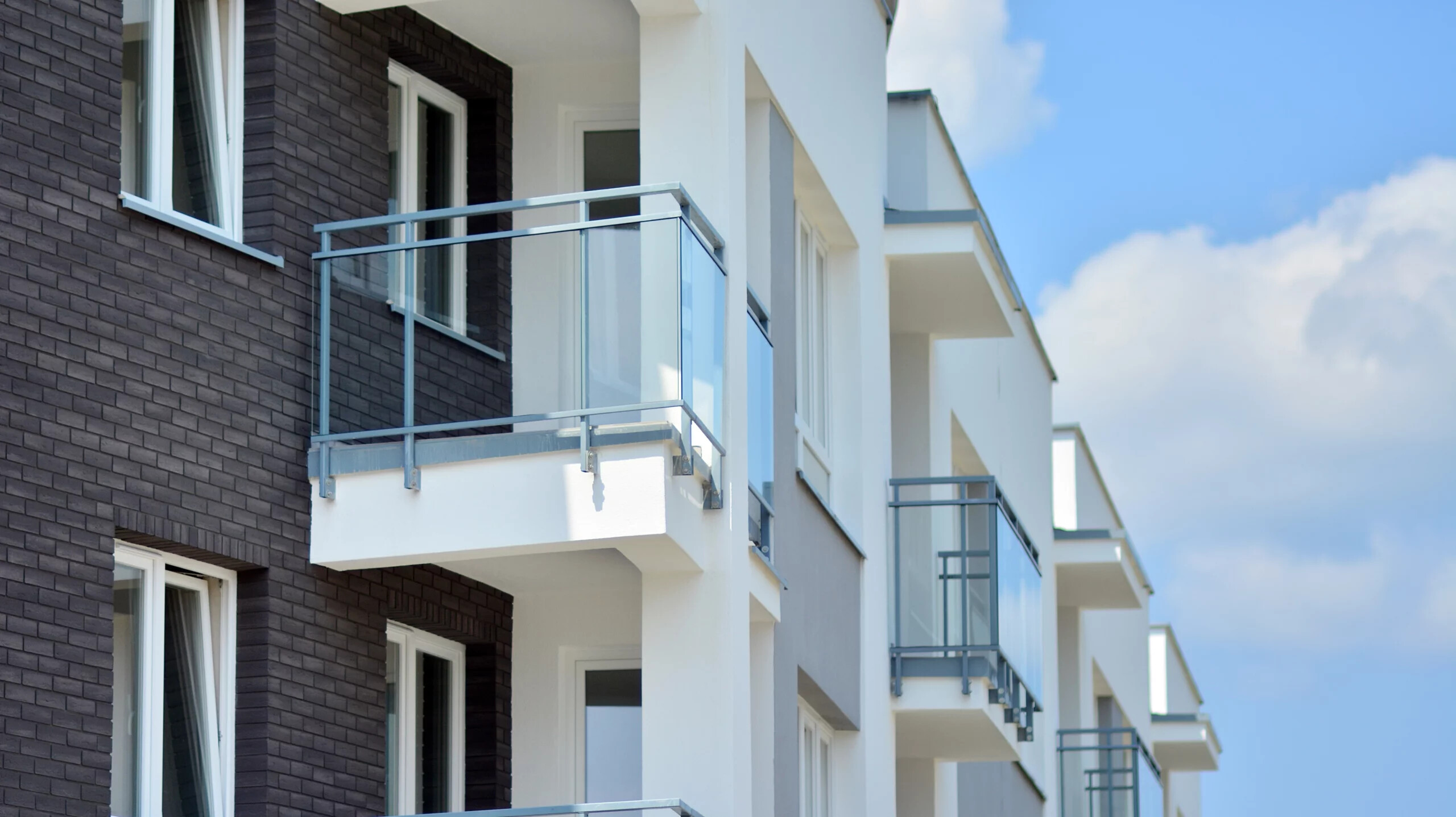Neubaufassade mit Blick auf Balkone