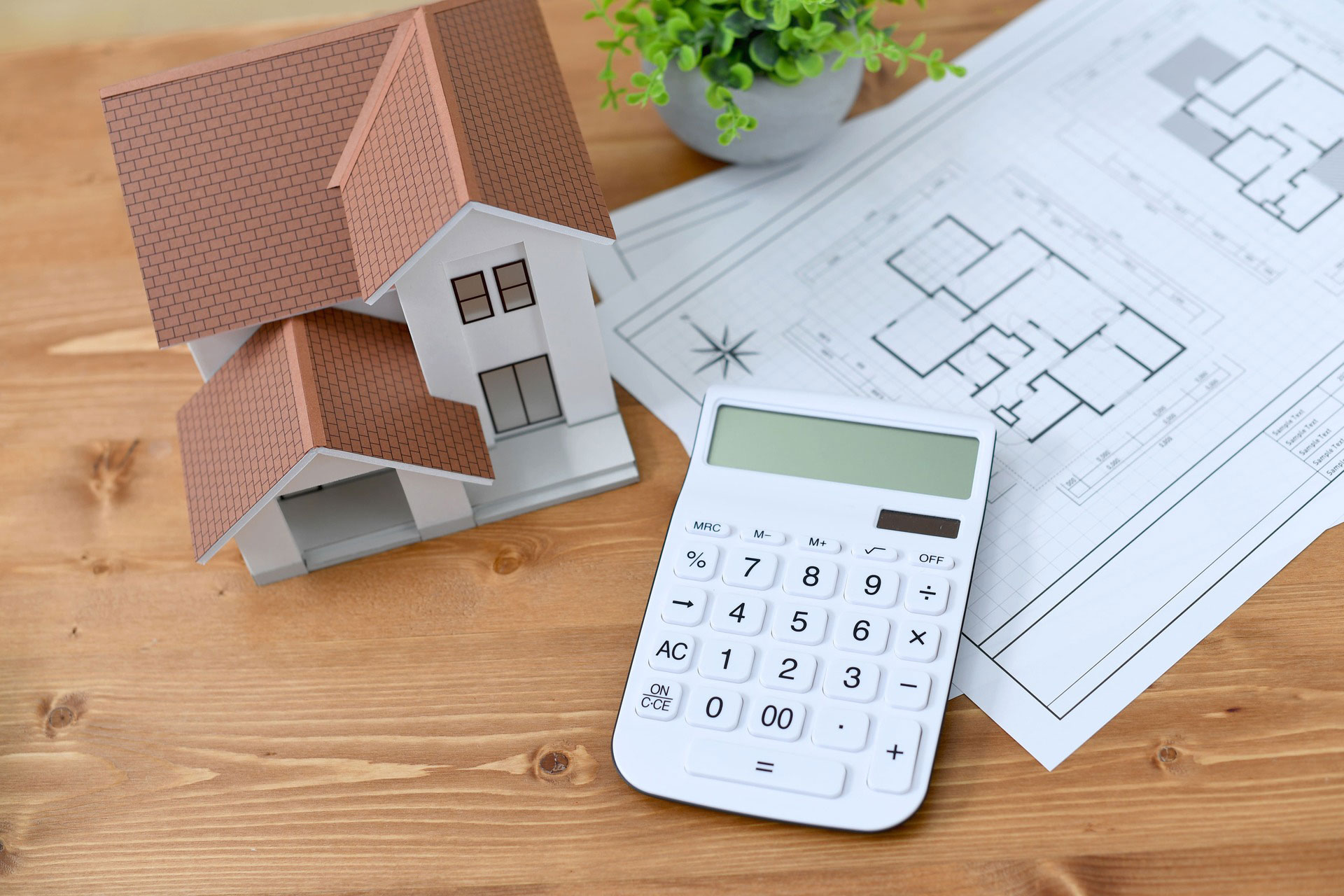 Taschenrechner mit Modellhaus und Grundriss