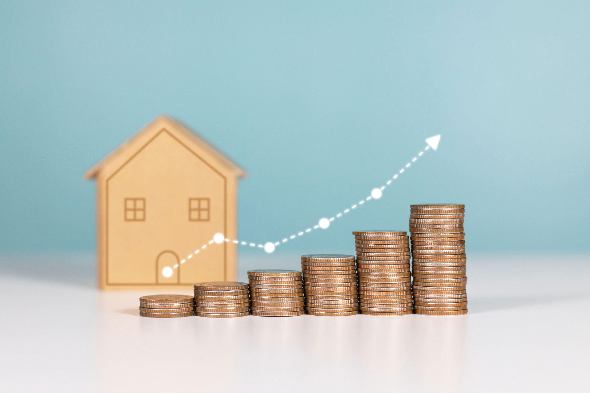 Münztürme mit steigendem Pfeil und Modellhaus