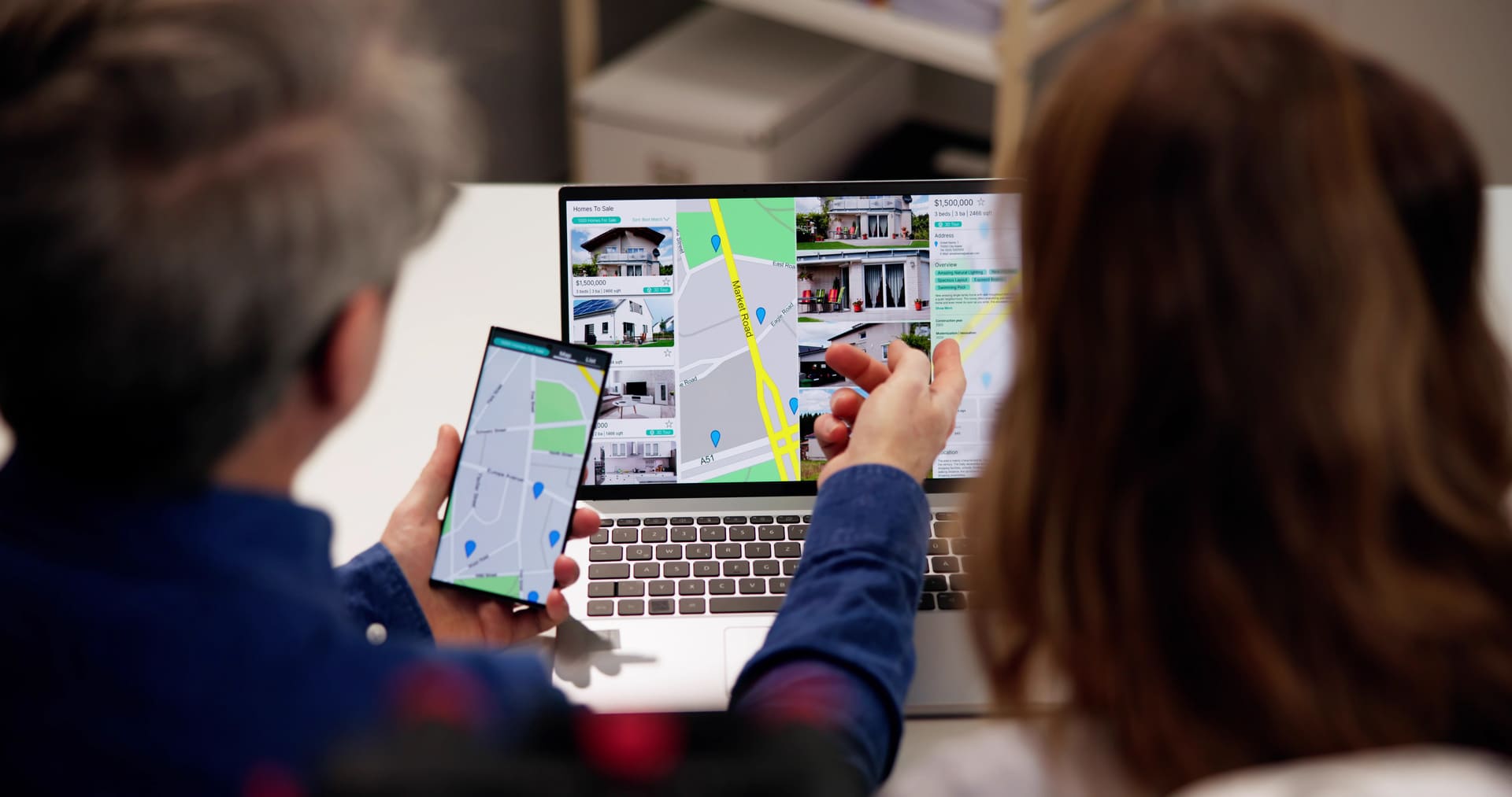 Laptop und Smartphone mit Immobilienkarte