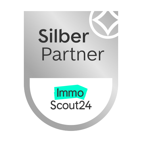 ImmoScout24 Silber-Partner-Logo auf grau-weißem Schild.