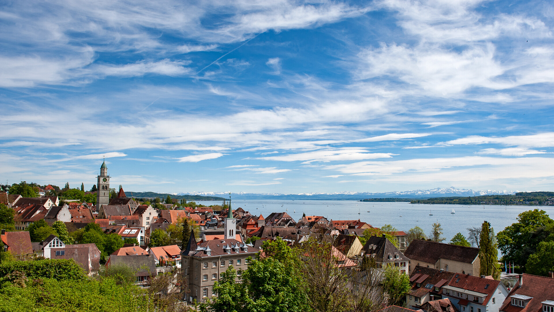 Überlingen mit Föhnwolken und schneebedeckten Alpen im Hintergrund.