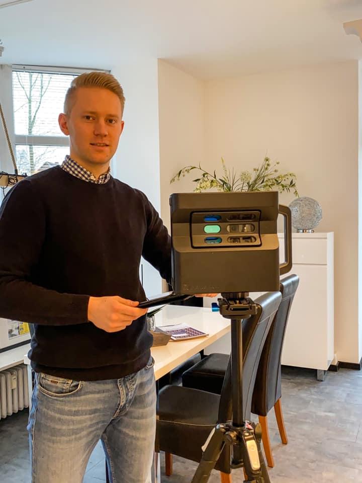 Cedric Rutz mit Kamera für virtuelle Rundgänge