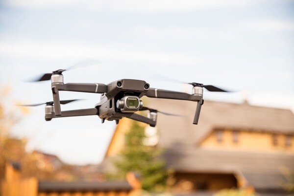 Drohne über Grundstück für Luftaufnahmen