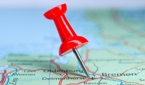Stecknadel markiert Lage einer Immobilie in Landkarte