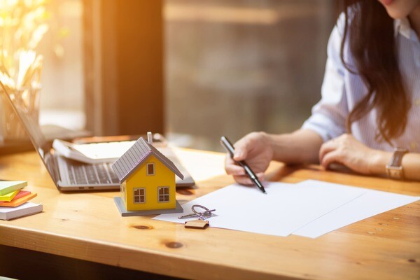 Vermieter füllt Unterlagen am Schreibtisch aus