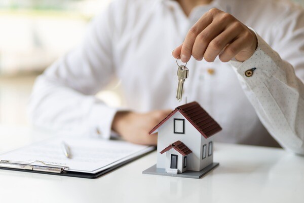 Makler hält Schlüsselbund hoch
