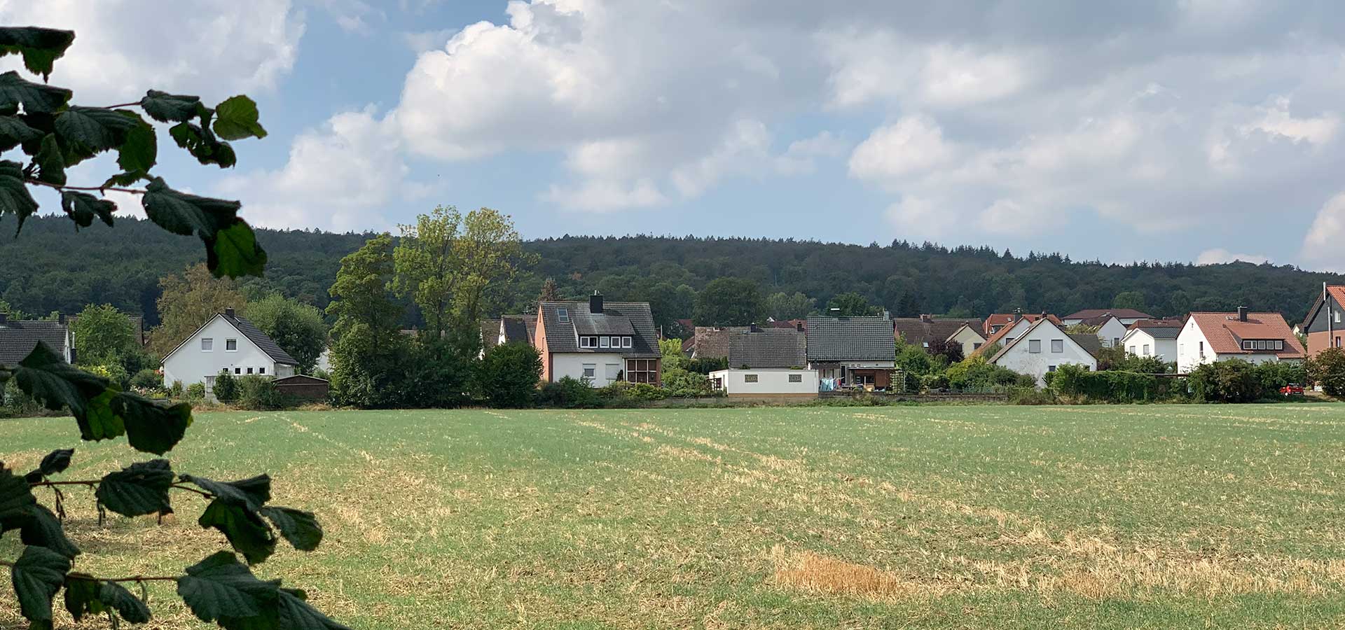 Häuser am Feldrand in Barsinghausen.