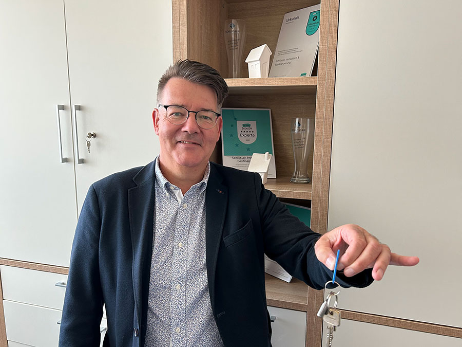 Dirk Schlösser mit Schlüssel in der Hand.