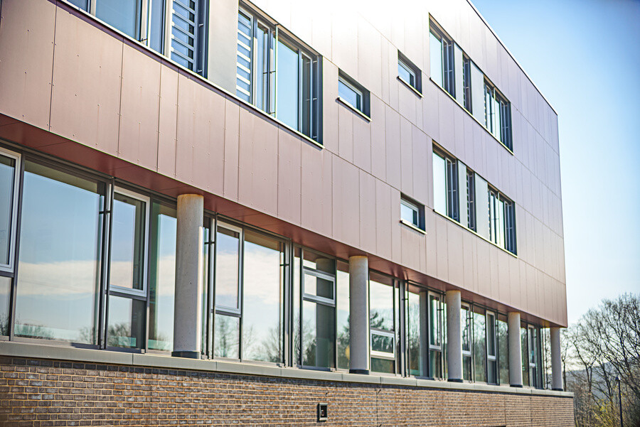 Moderne Architektur mit Glasfront.