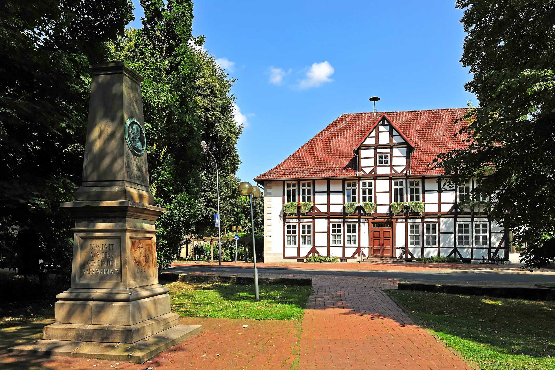 Fachwerk-Rathaus in Barsinghausen mit Kaiser-Wilhelm-I.-Denkmal.