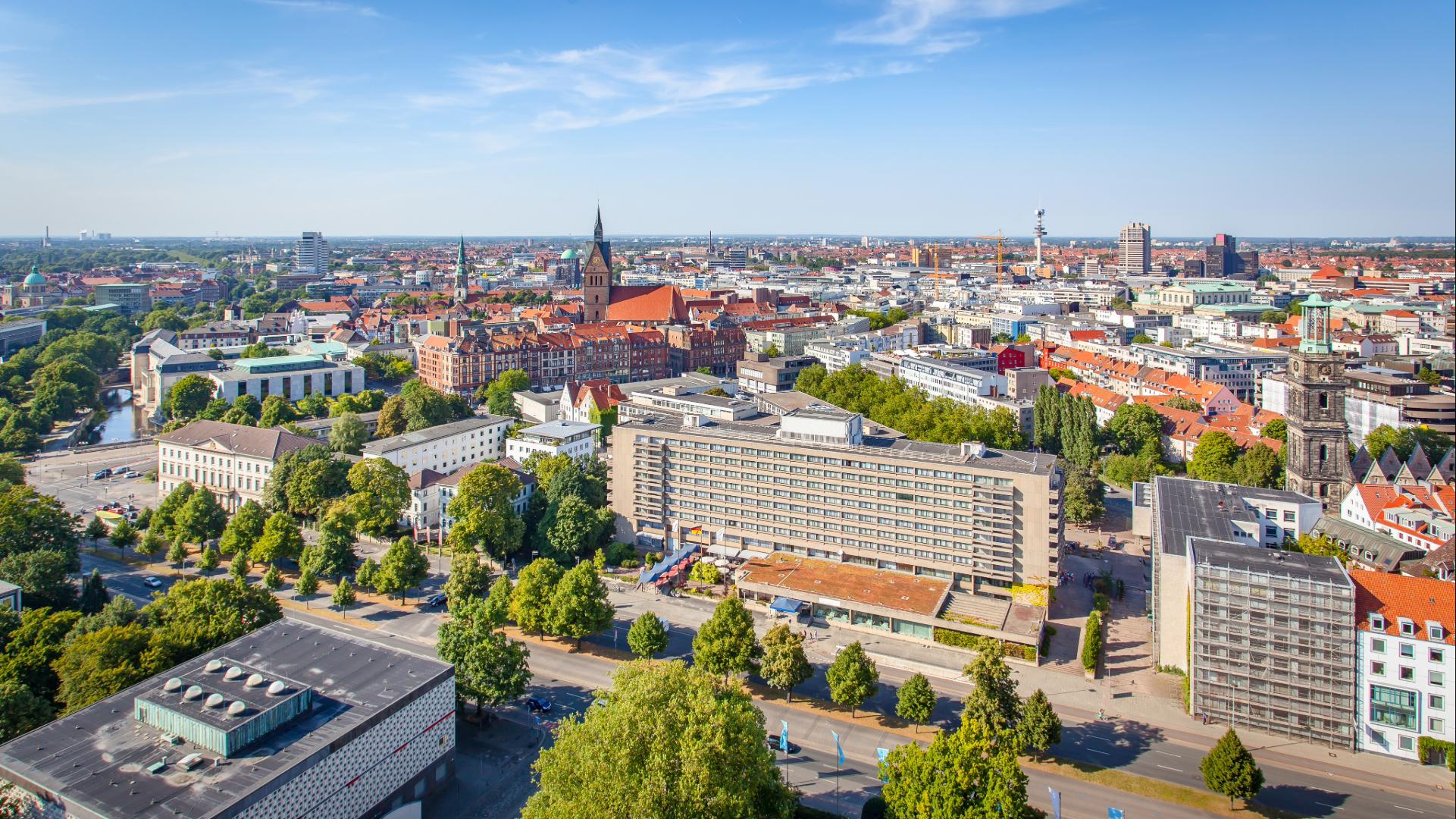 Luftaufnahme über die Altstadt von Hannover mit Marktkirche und Aegidienkirche.