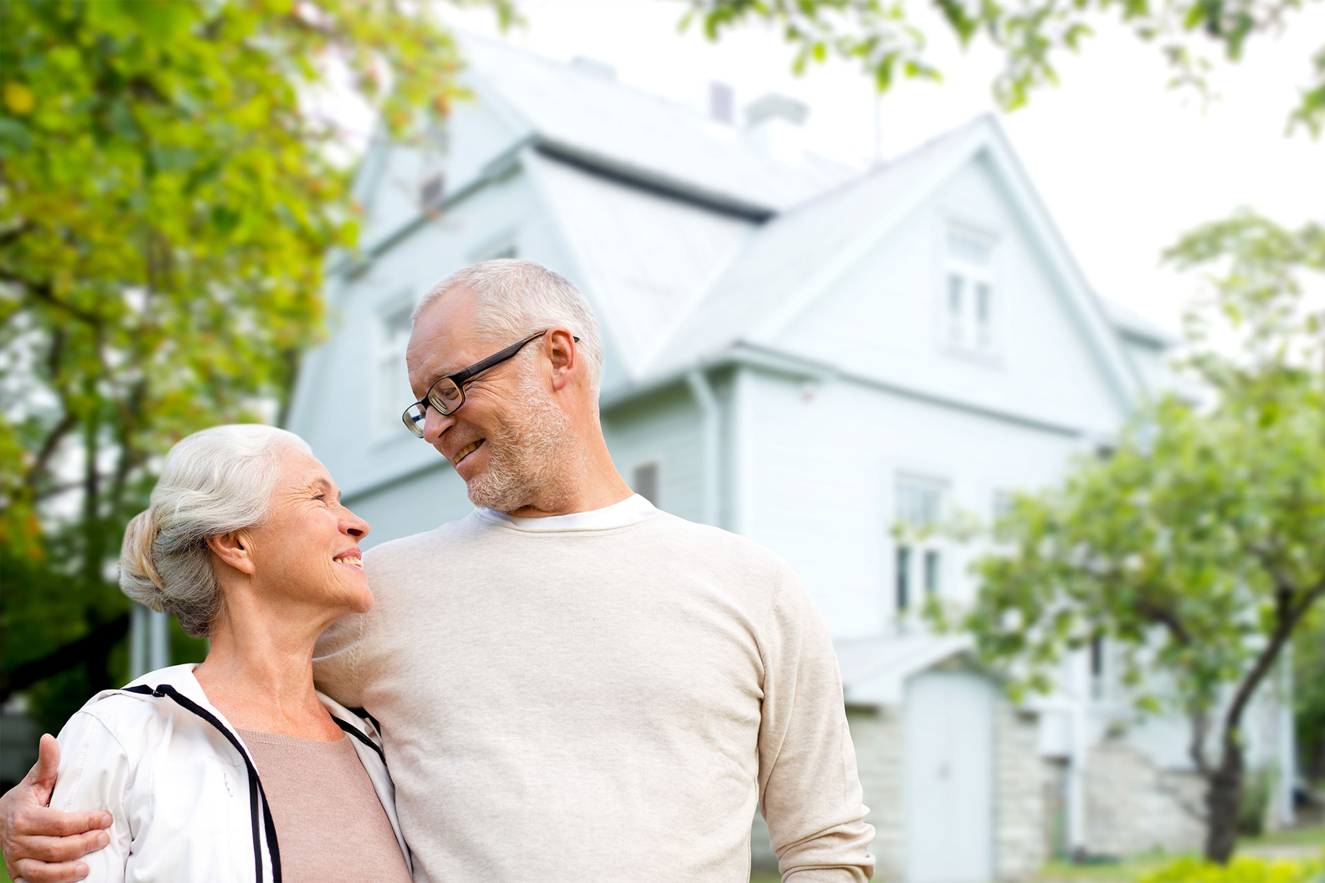 Ein Paar steht vor einem Einfamilienhaus
