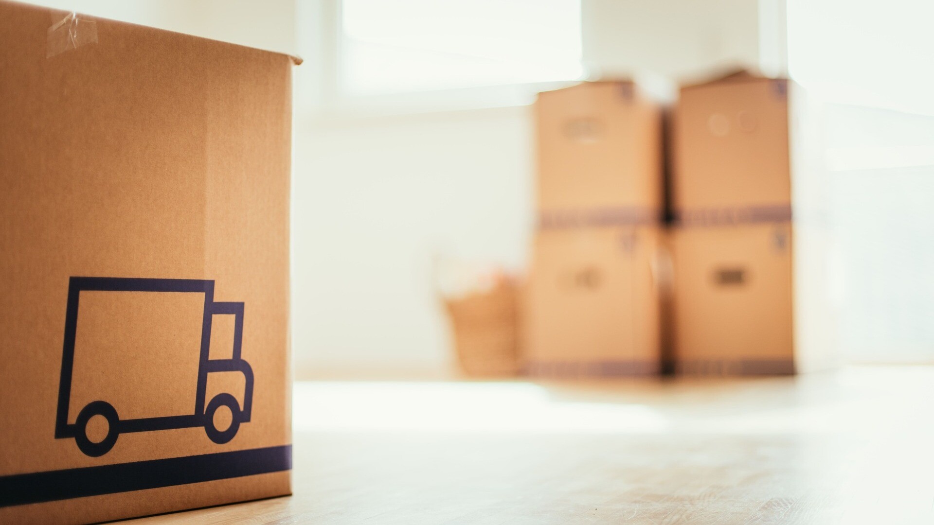 Umzugskartons stehen in einem Raum