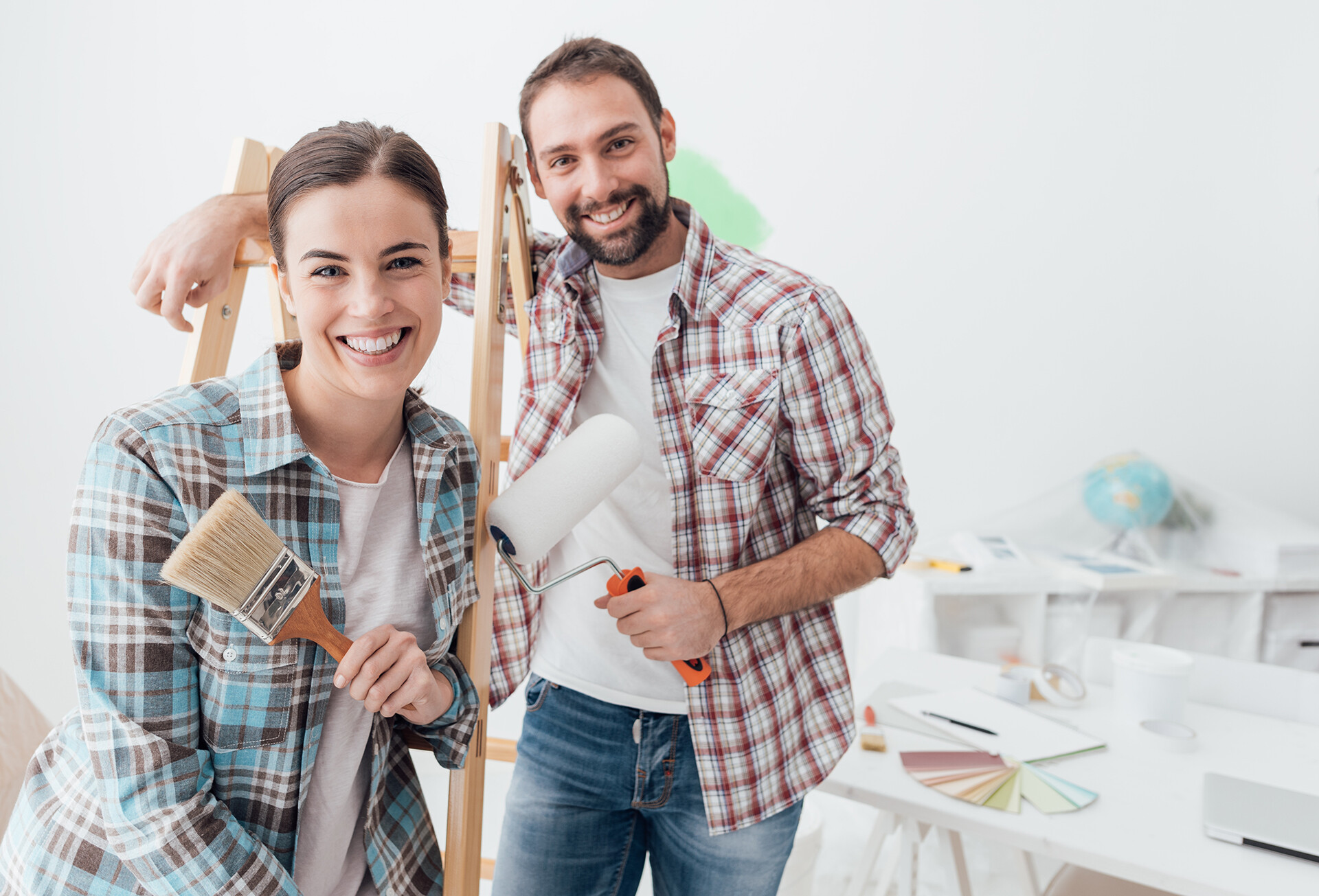 Kreatives Paar renoviert gemeinsam ihr Zuhause.