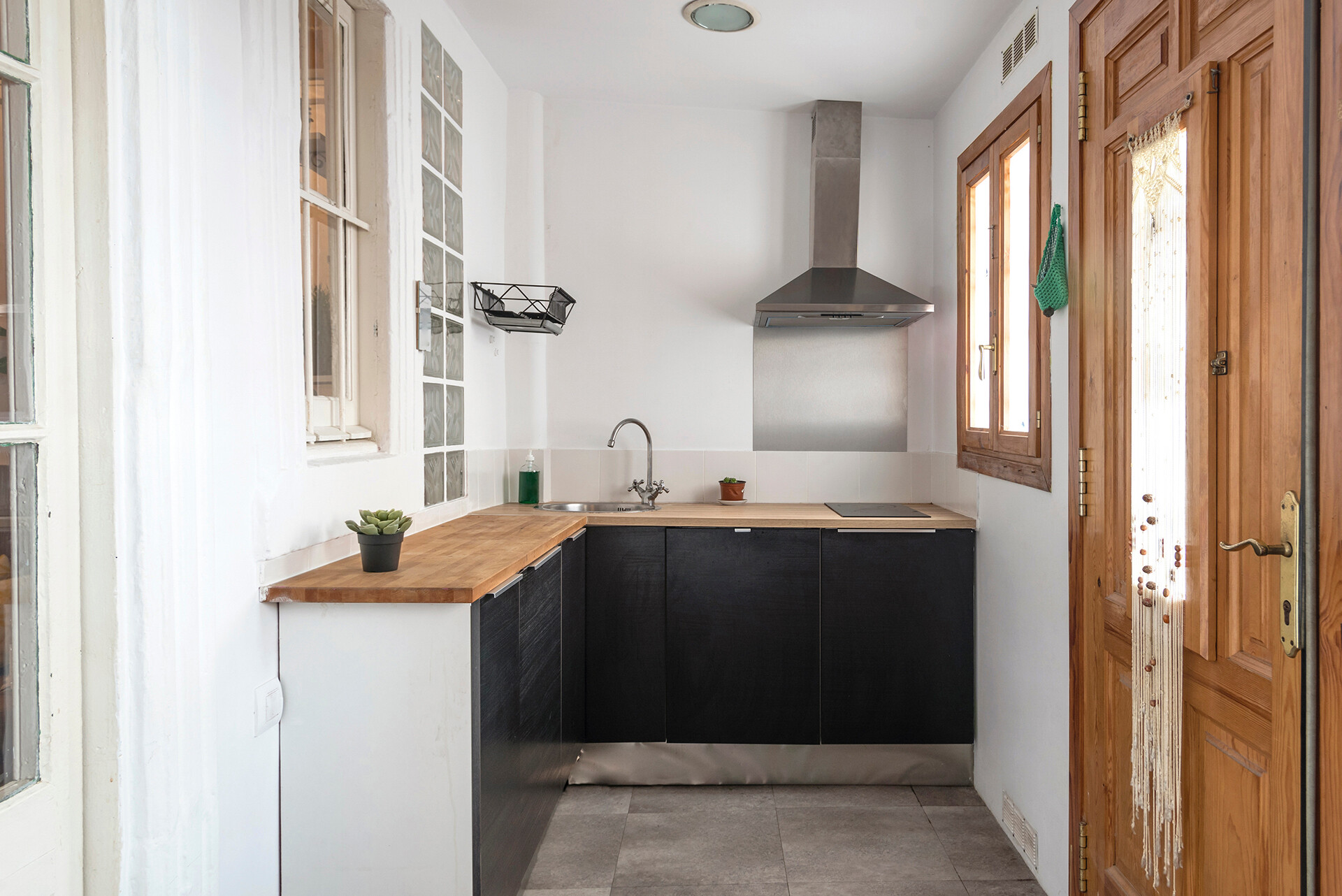 Haus in naturnaher Umgebung mit Holzfassade und ruhiger Lage im Grünen.