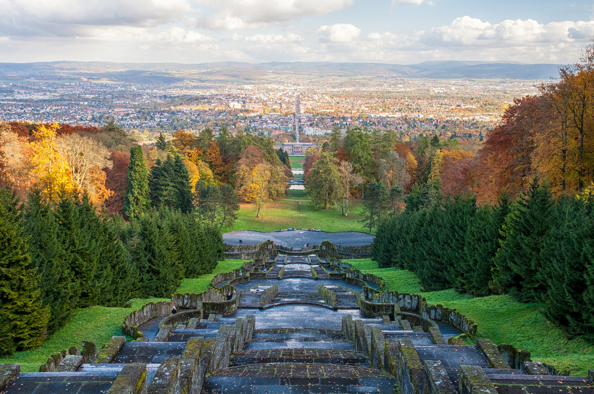 Treppenanlage mit Blick über Kassel und die Stadtlandschaft aus erhöhter Perspektive.