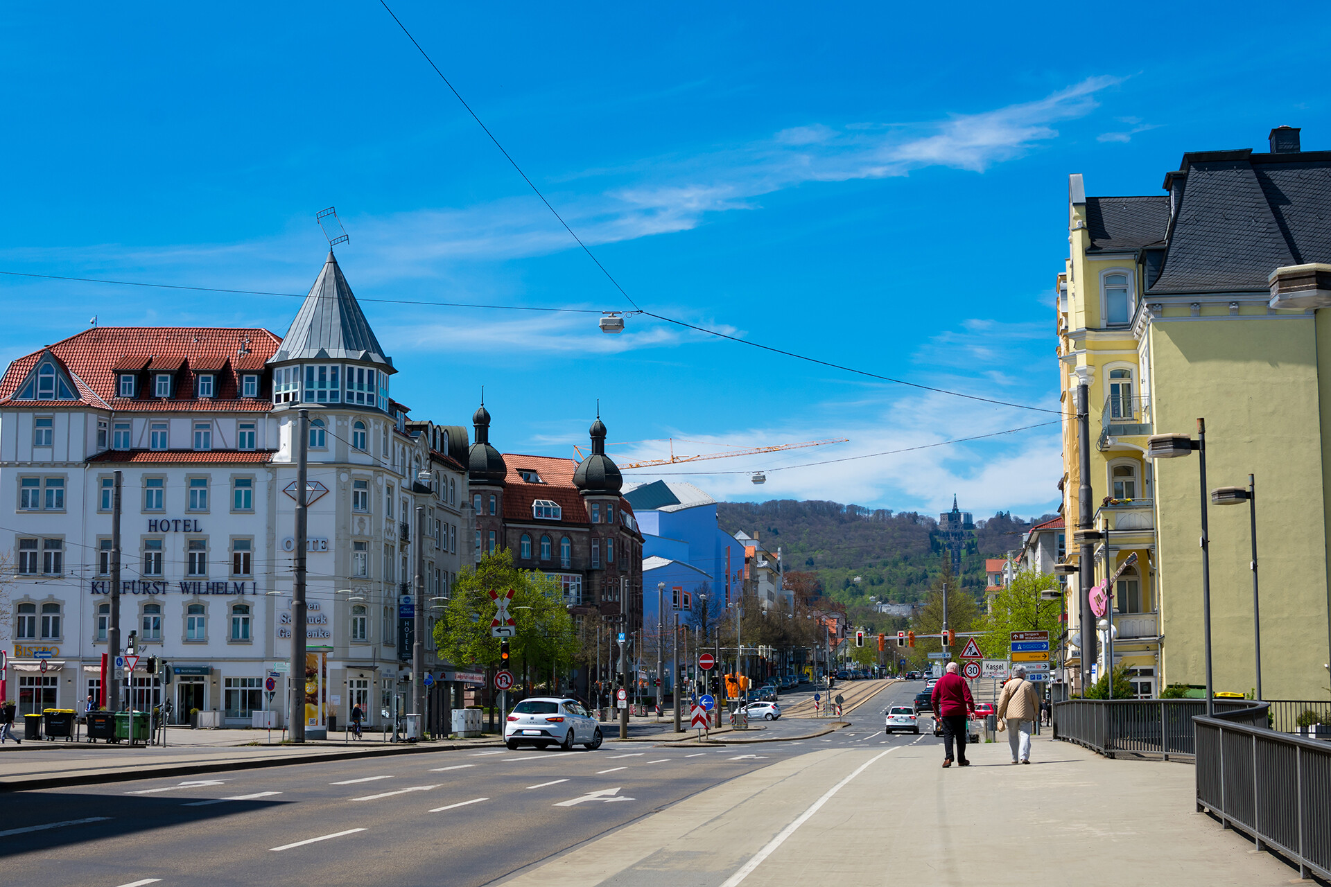 Blick über die Stadt Kassel mit urbaner Landschaft und Umgebung.