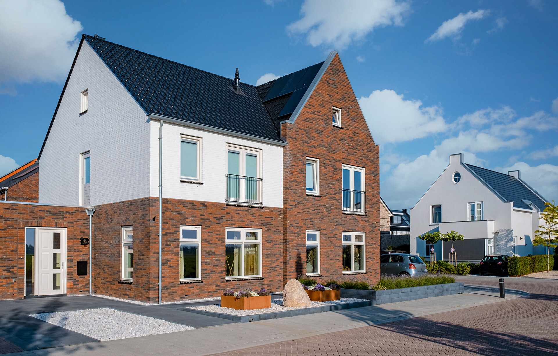 Moderne Neubau-Mehrfamilienhäuser in der Stadt mit zeitgemäßer Architektur.