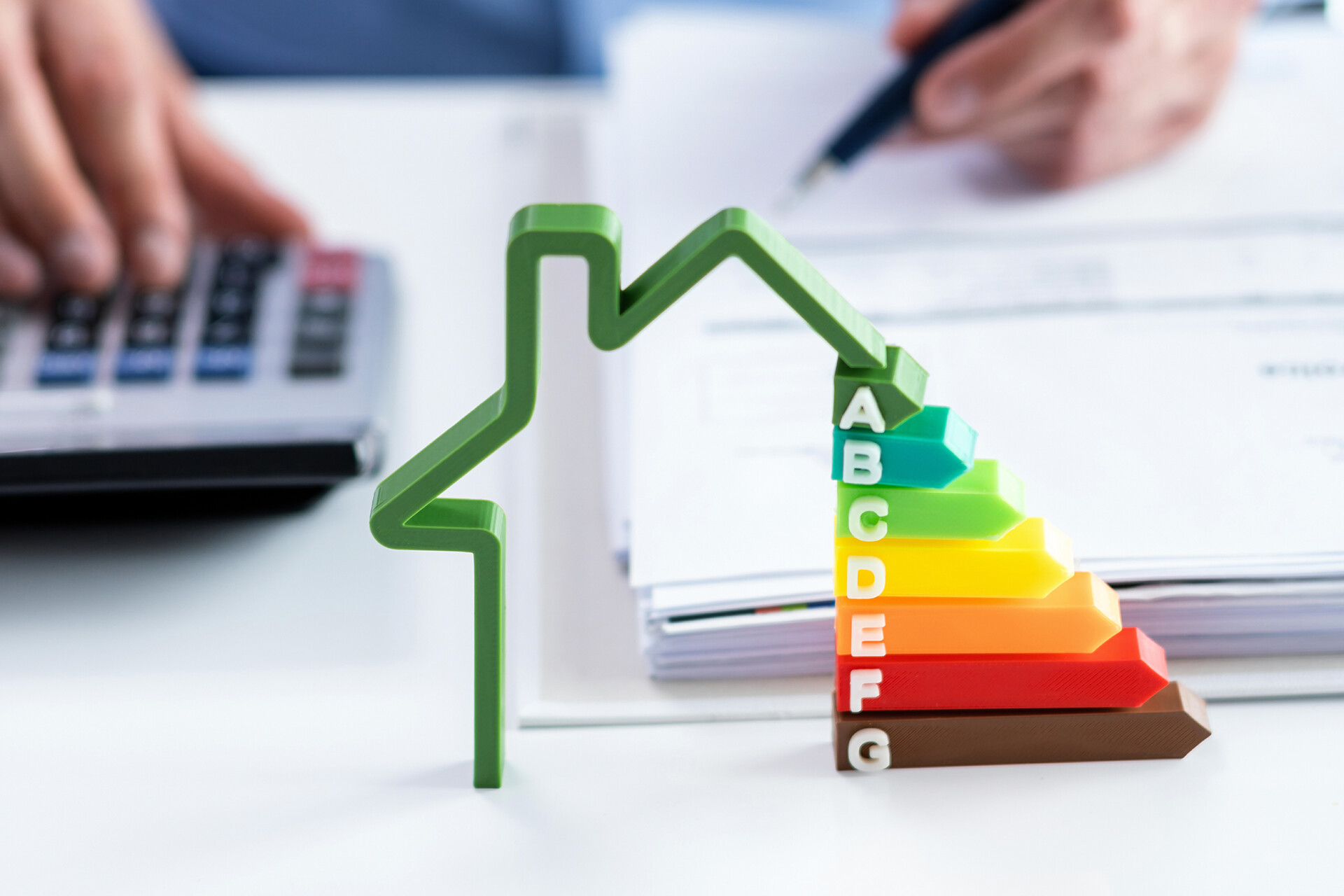 Modellhaus mit Energieeffizienzskala und Energieklassen.