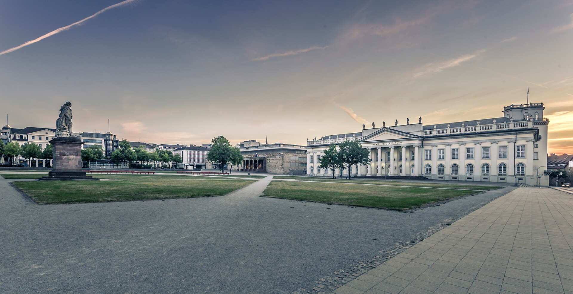 Friedrichsplatz früh morgens in Kassel.