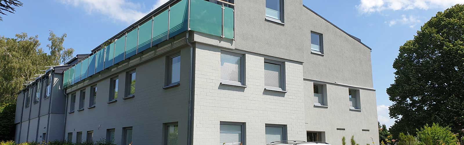 Außenansicht moderner Wohnkomplex mit Balkonen.