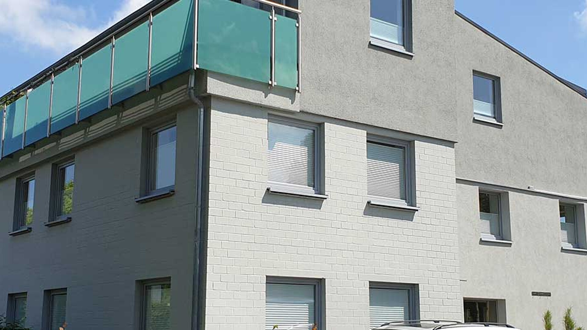 Außenansicht moderner Wohnkomplex mit Balkonen.