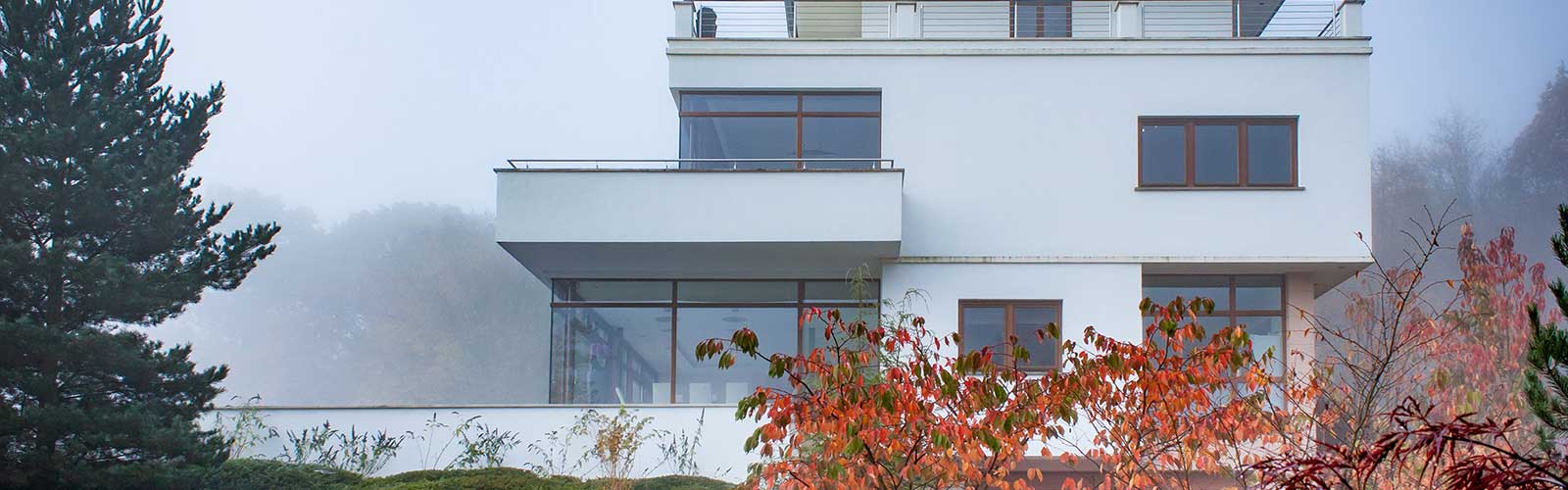 Außenansicht eines Hauses mit Balkon.