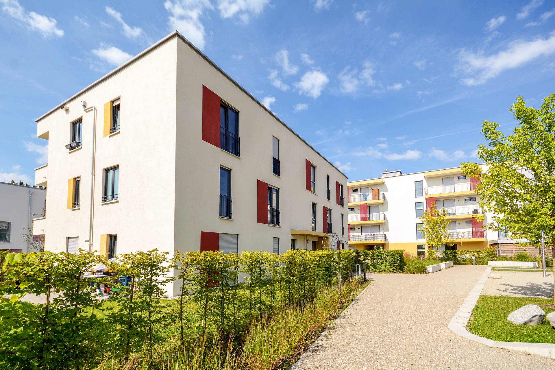 Moderne Neubau-Mehrfamilienhäuser in der Stadt mit zeitgemäßer Architektur.