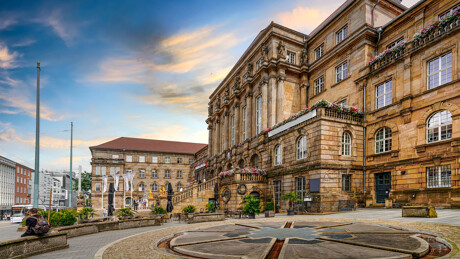 Rathaus und Königsstraße in Kassel mit Innenstadt und Gebäuden.