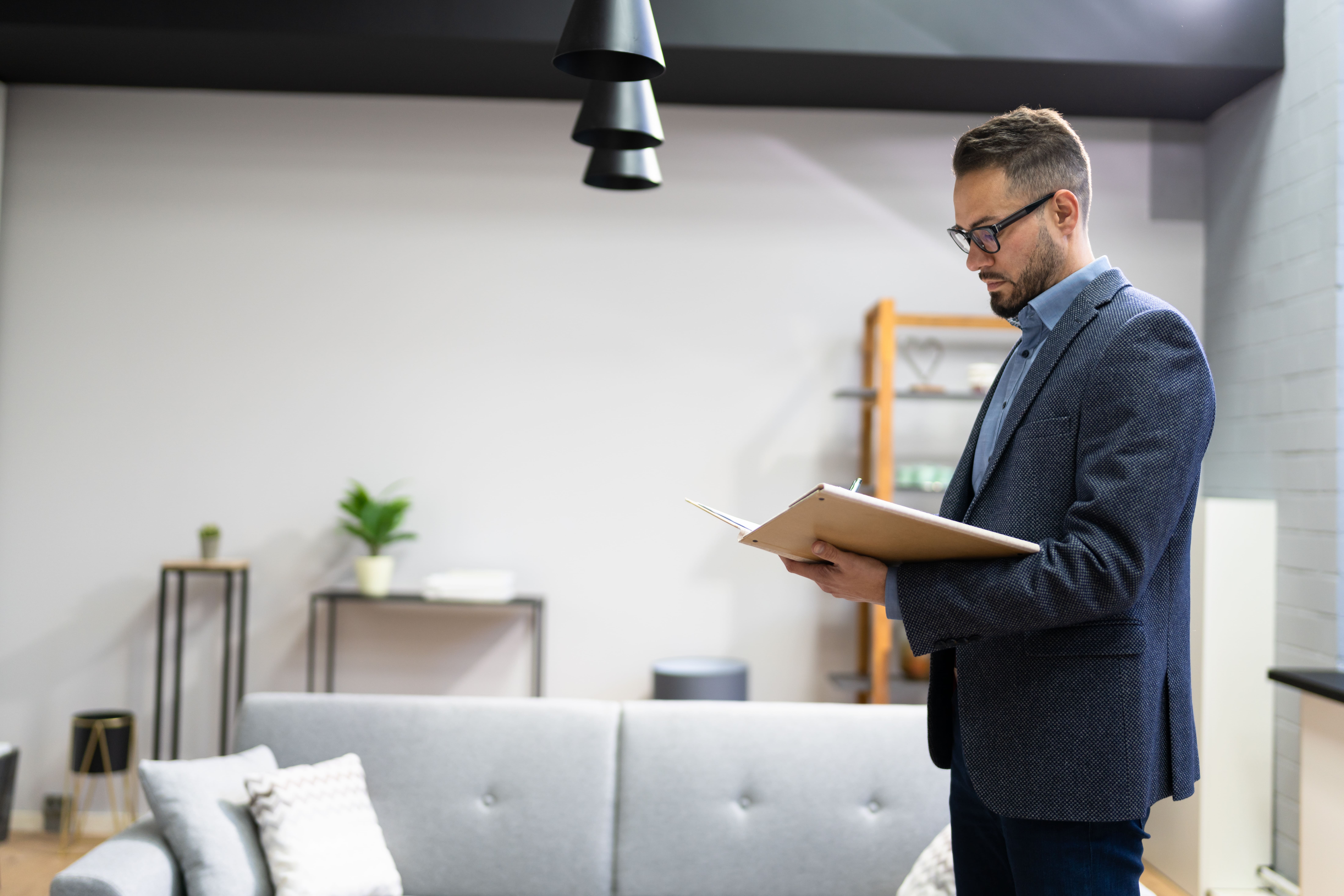Ein Makler begutachtet eine Wohnung