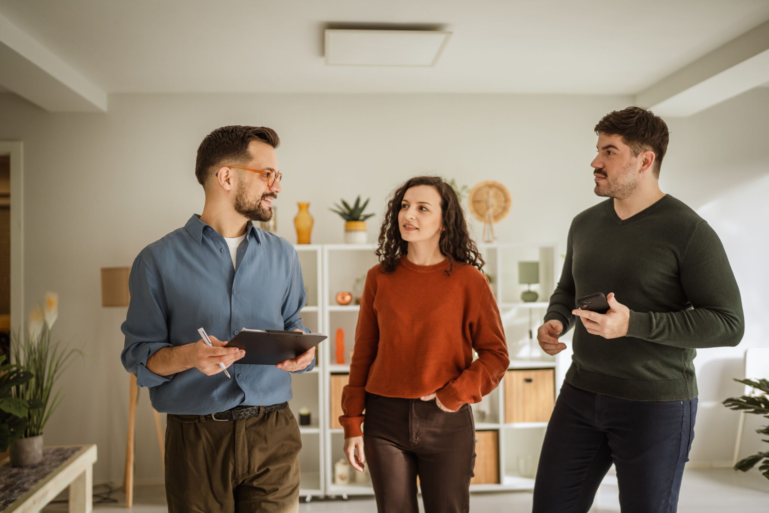 Ein Immobilienmakler zeigt einem Paar eine Wohnung