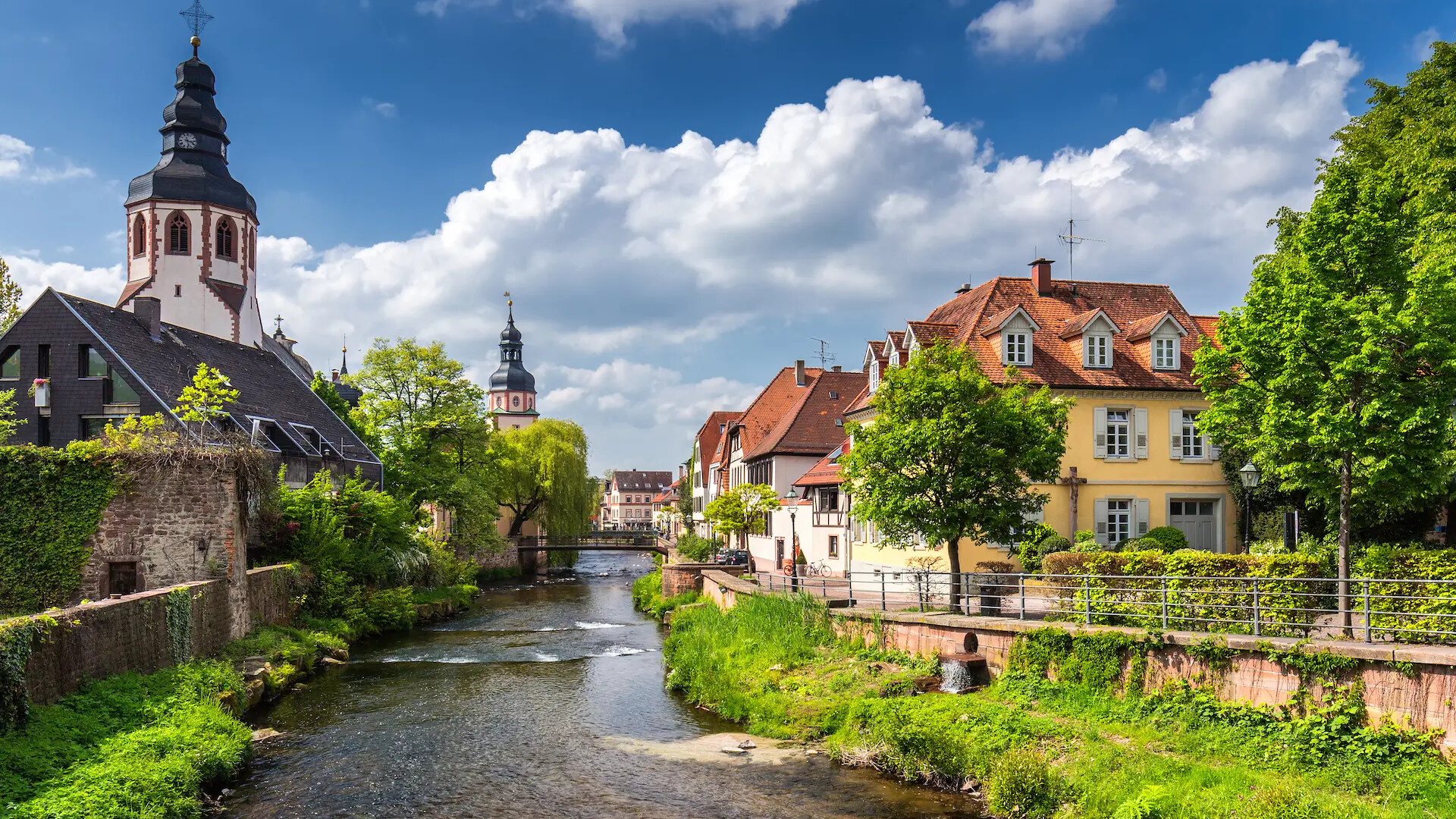 Stadtansicht von Ettlingen an der Alb mit historischen Gebäuden und Flusslandschaft in Baden-Württemberg.