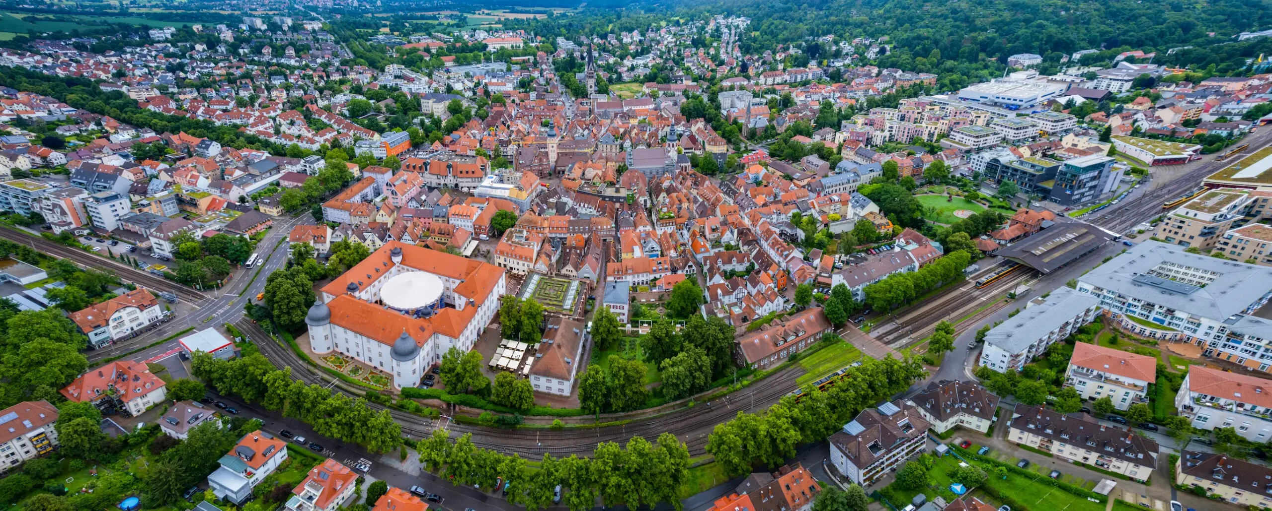 Panorama-Luftaufnahme der Stadt Ettlingen bei Karlsruhe mit Altstadt und umliegender Landschaft.