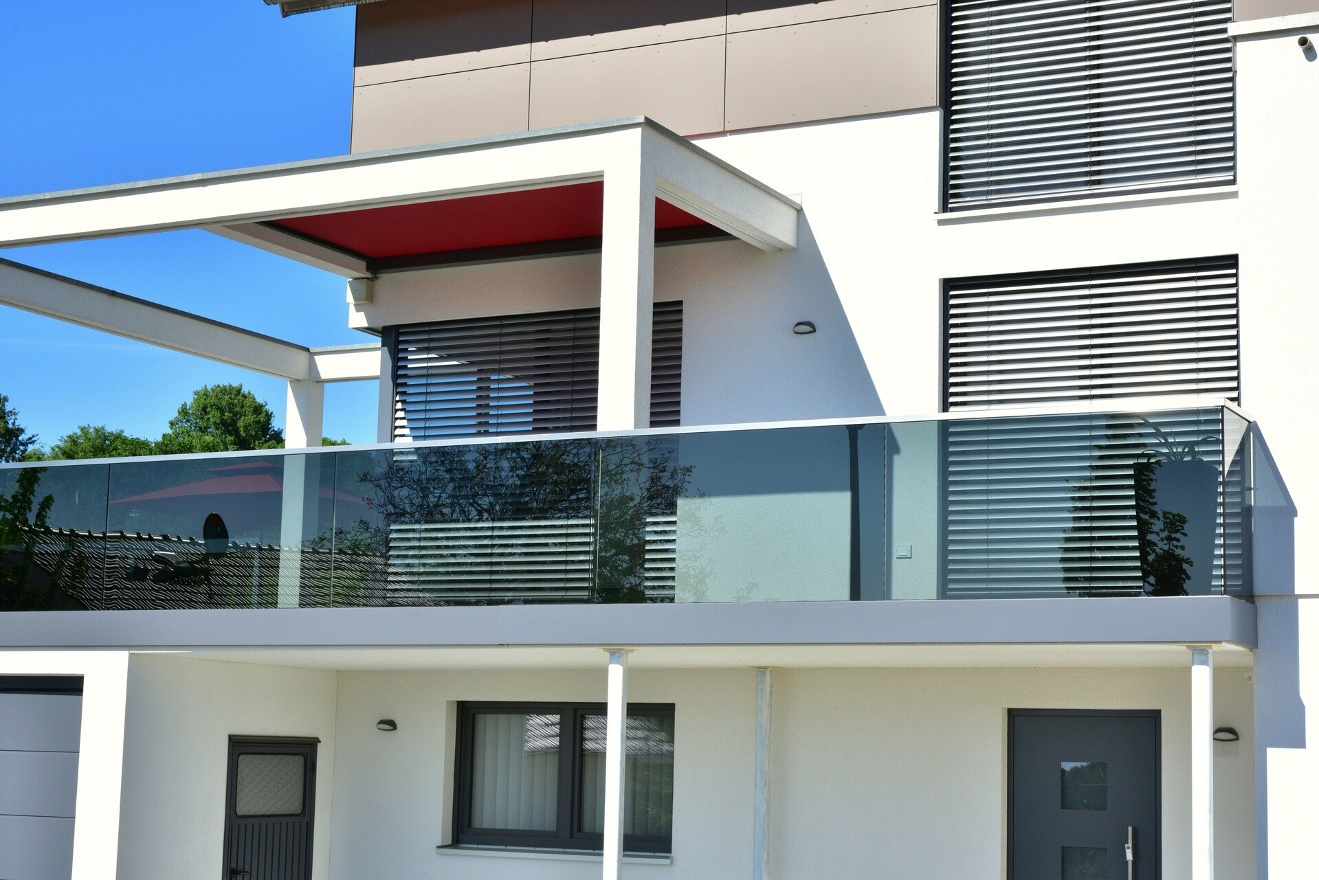 Haus mit heruntergelassenen Jalousien