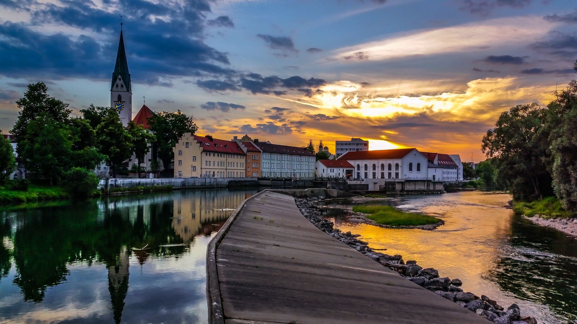 Fluss durch Ort im Sonnenuntergang