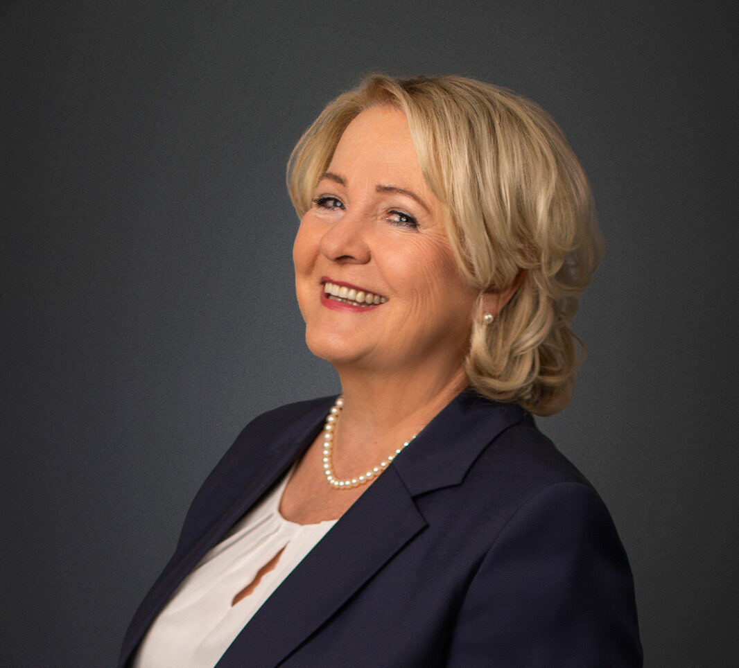 Seitenportrait Gabriele Groß auf dunklem Hintergrund.