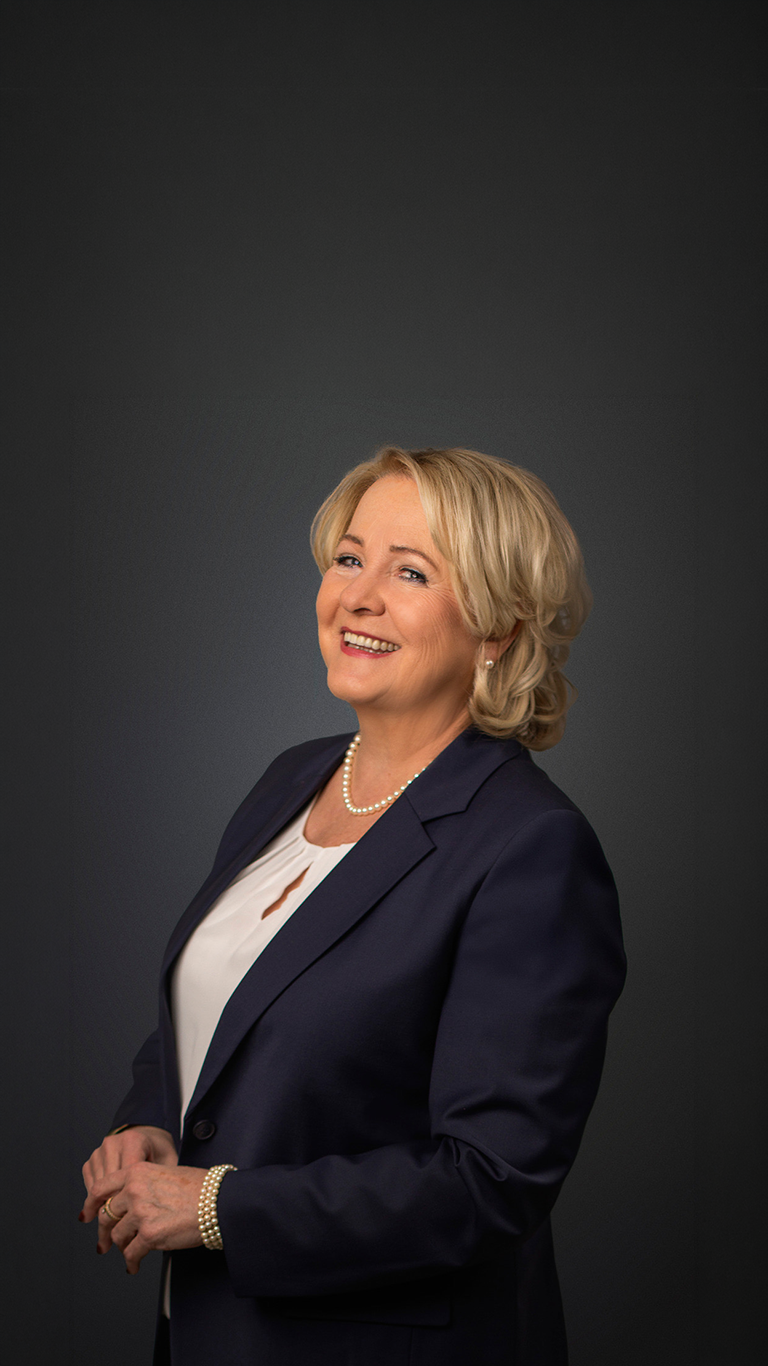 Seitenportrait Gabriele Groß auf dunklem Hintergrund.
