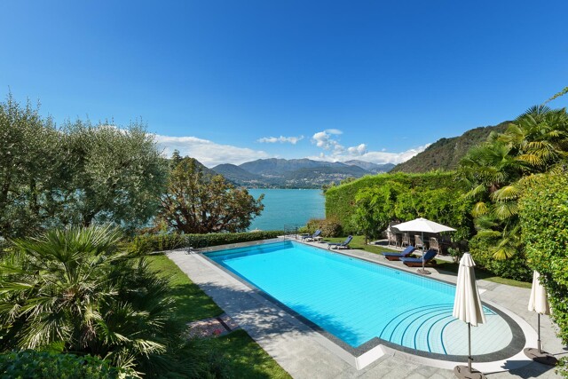 Pool einer Villa mit Meerblick