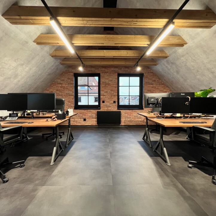 Büro mit Schreibtischen