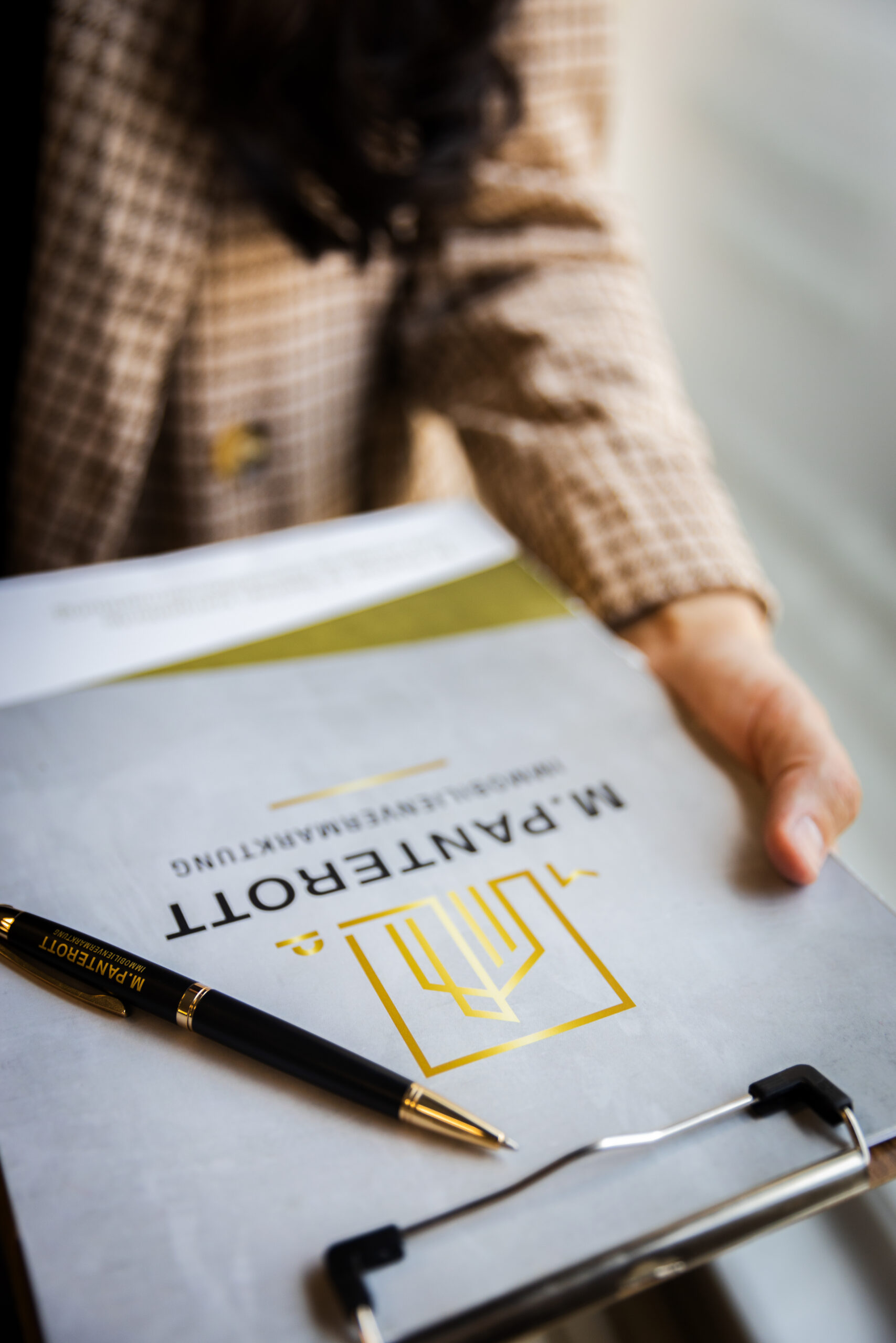 Klemmbrett mit Unterlagen von Immobilienvermarktung M. Panterott