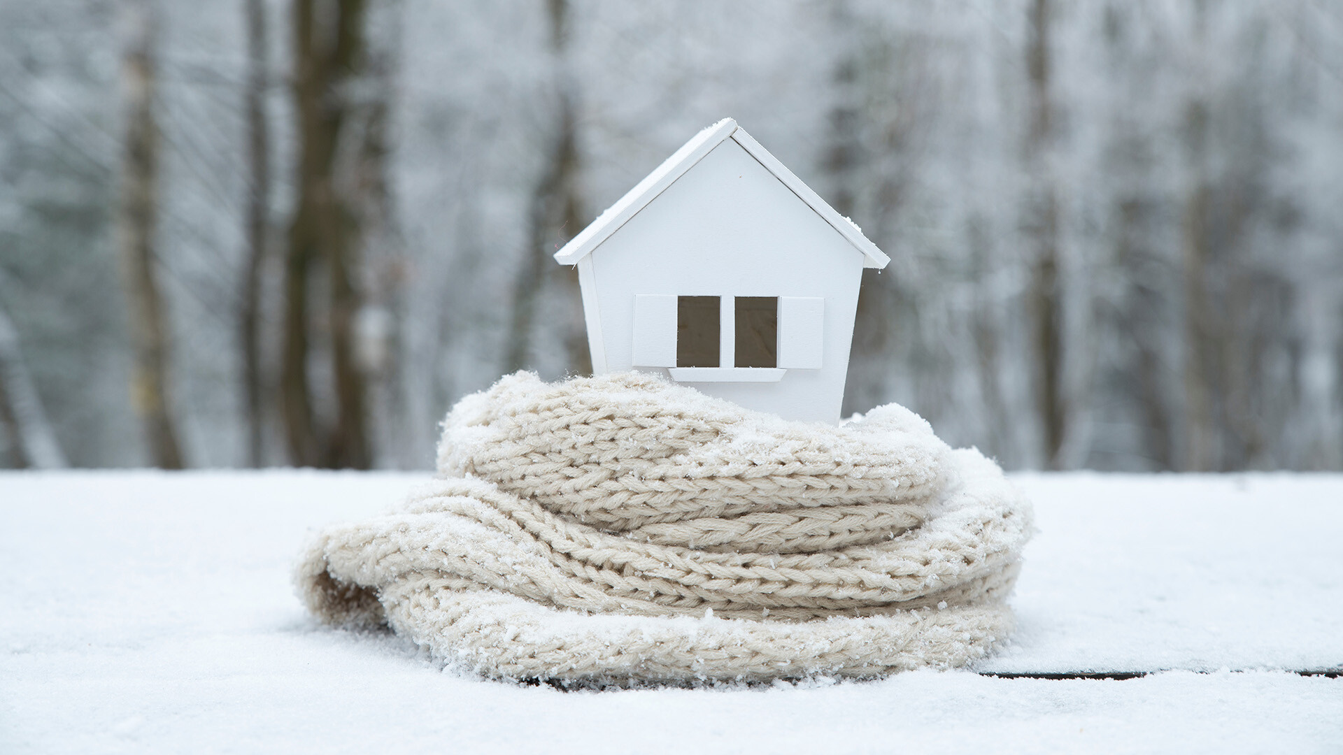 Hausmodell auf Schal im Schnee