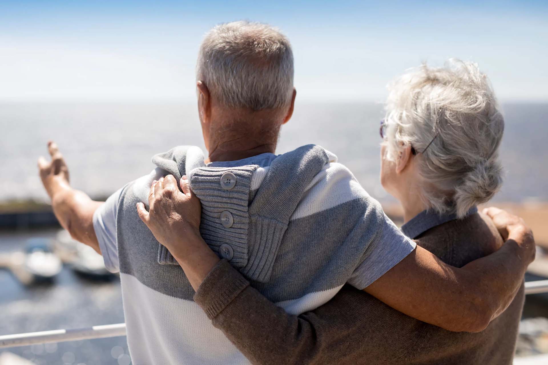 Umarmendes Seniorenpaar