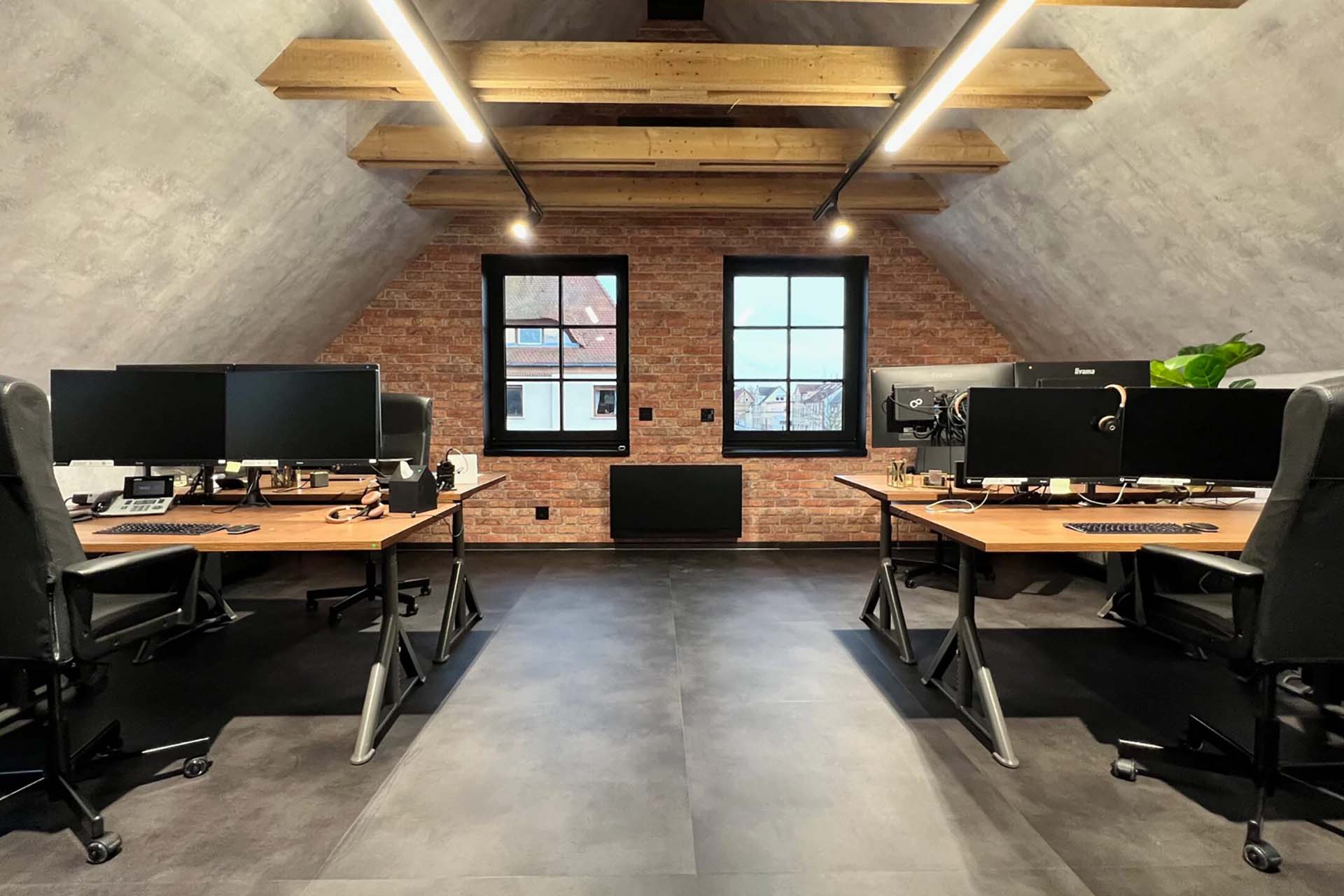 Büro mit Schreibtischen