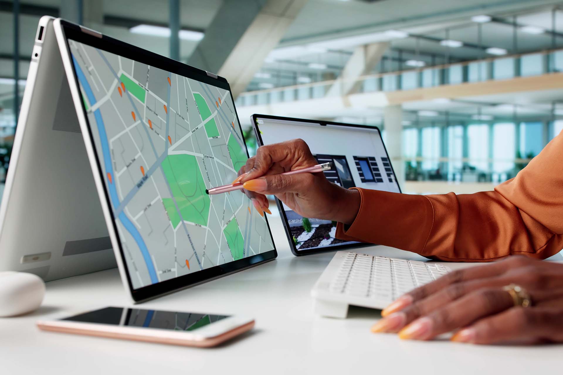 Person schaut online auf Immobilienportal