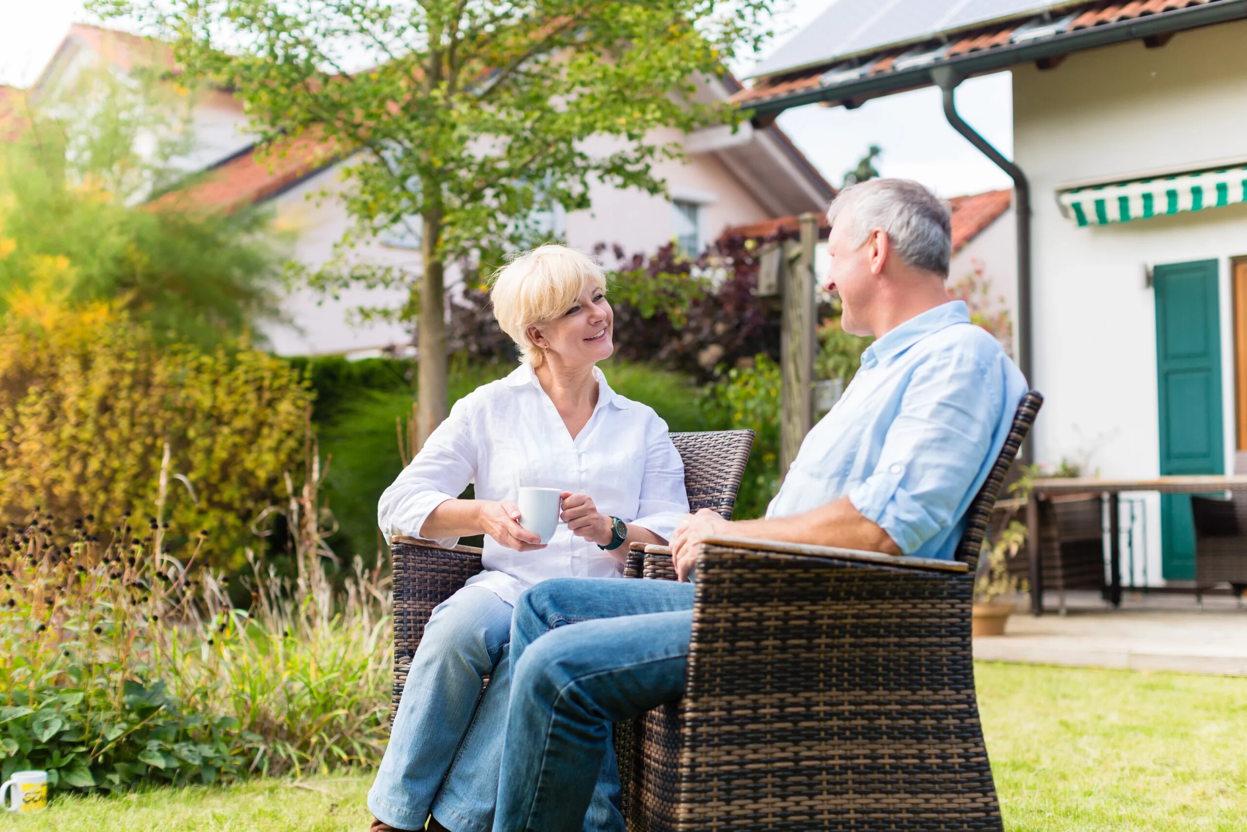 Älteres Paar sitzt im Garten