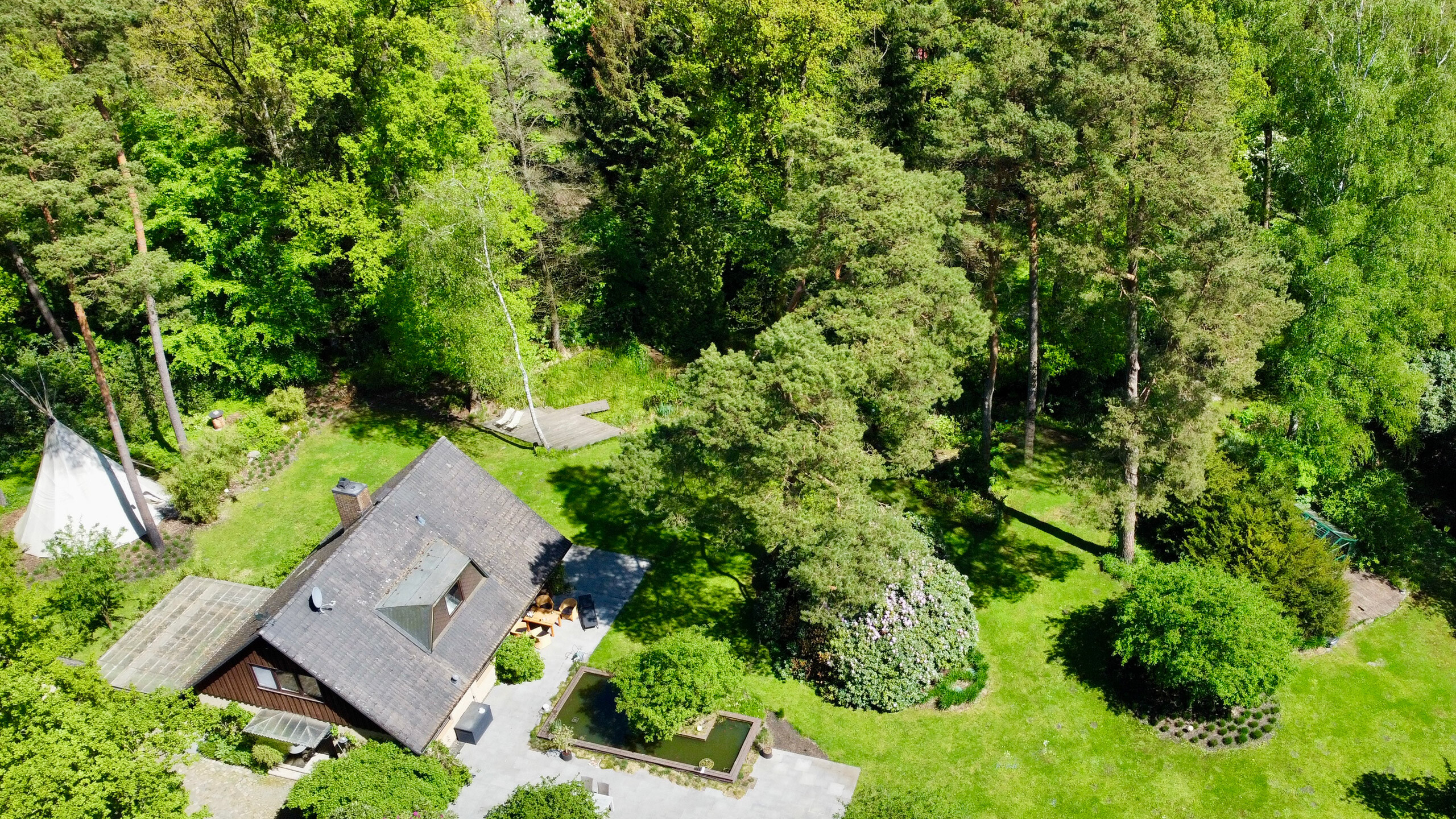 Schönes Hausgelände von oben