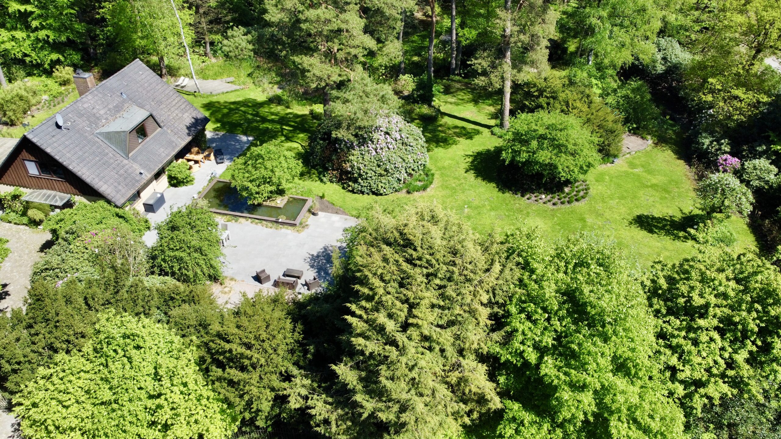 Schönes Hausgelände von oben